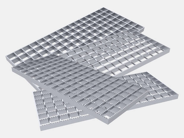 Différents types de grilles en acier sont placés sur le sol.