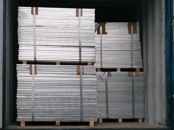 Steel grating packaging and transportation