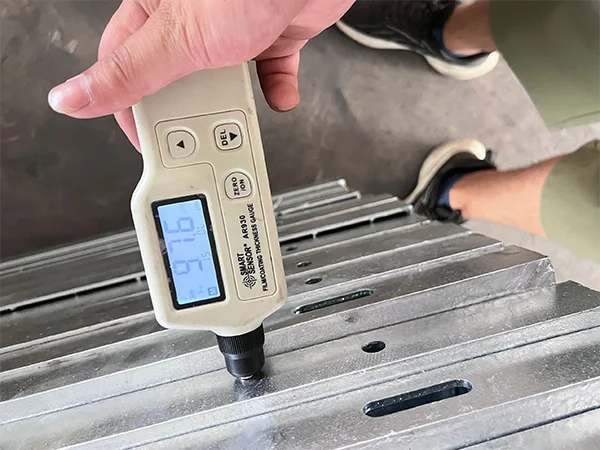 Measure the steel grating coating thickness with a tester.