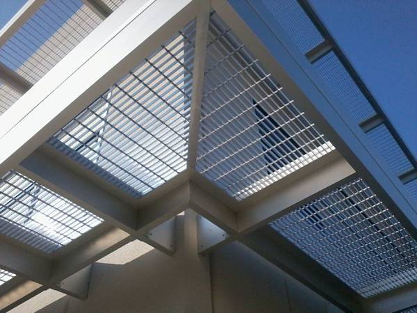 Les écrans solaires sont constitués de grilles verrouillées en aluminium.