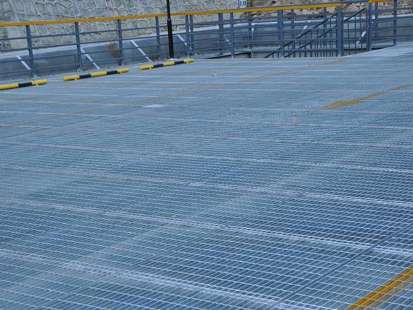 Galvanized welded steel gratings are installed in the parking lot.
